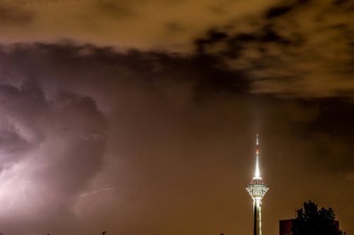 رگبار و رعد و برق در تهران/ وزش باد شدید و خیزش گرد و خاک در نیمه جنوبی استان